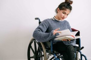 donna sulla sedia a rotelle