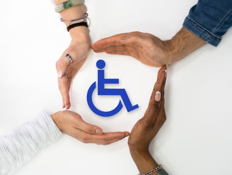 logo disabile con mani intorno