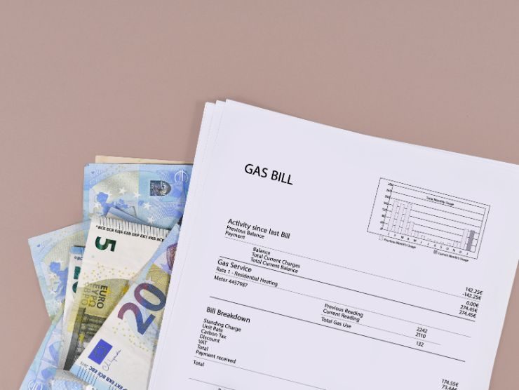 bolletta del gas e banconote euro