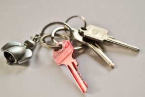 chiavi di casa su sfondo grigio