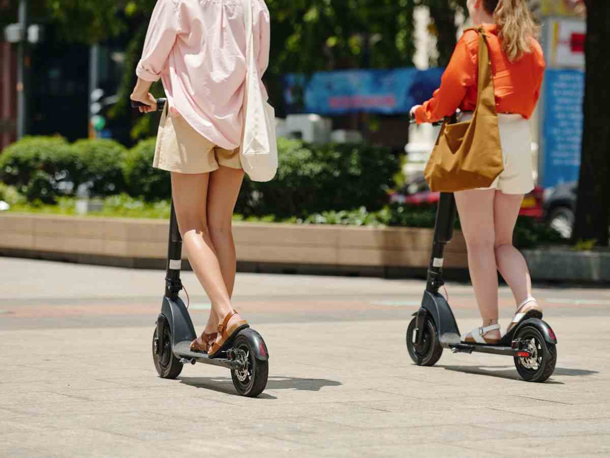 due ragazze guidano monopattino elettrico