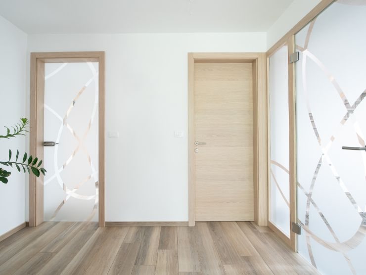 ingresso di casa con pareti bianche e porte beige