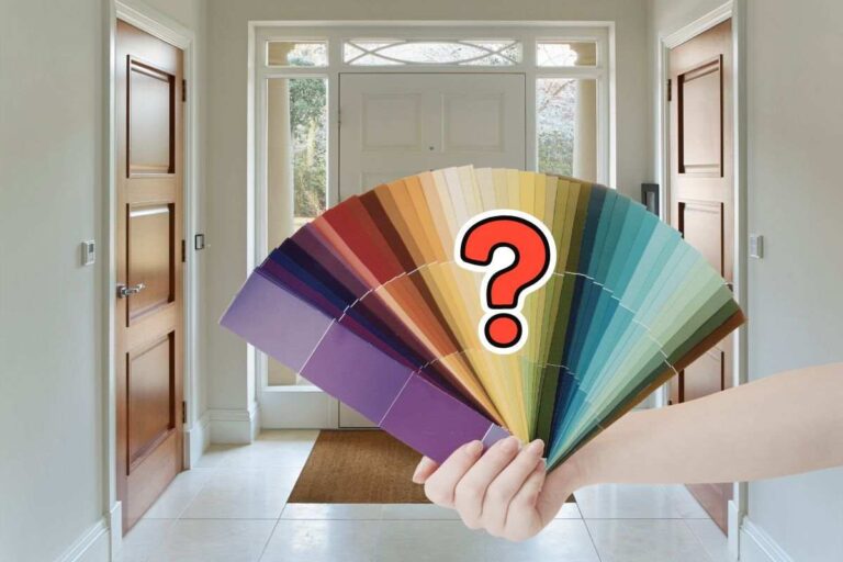 ingresso di casa, mano che mantiene diversi colori e punto interrogativo