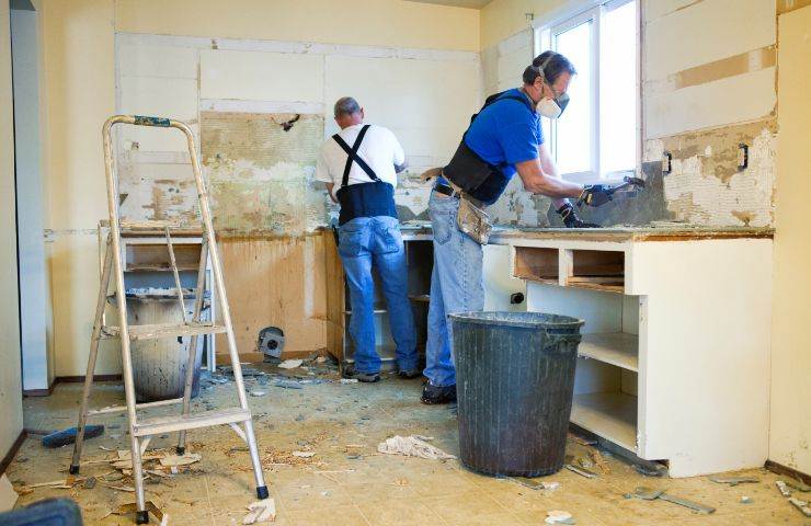 operai mentre ristrutturano la cucina