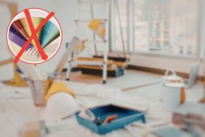 cucina in ristrutturazione ed x rossa su palette di colori