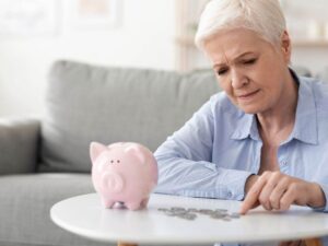 donna conta monete da un salvadanaio