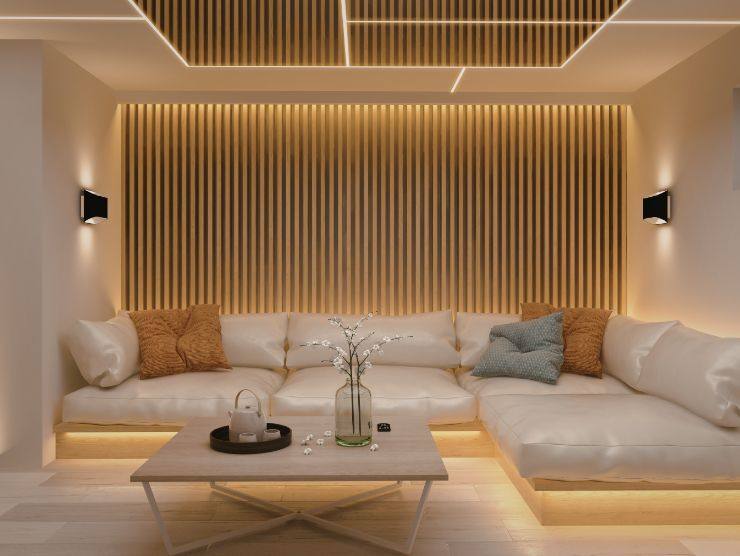 divano in soggiorno con illuminazione calda