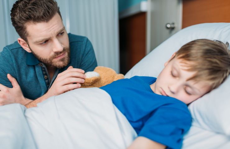 padre che controlla figlio malato