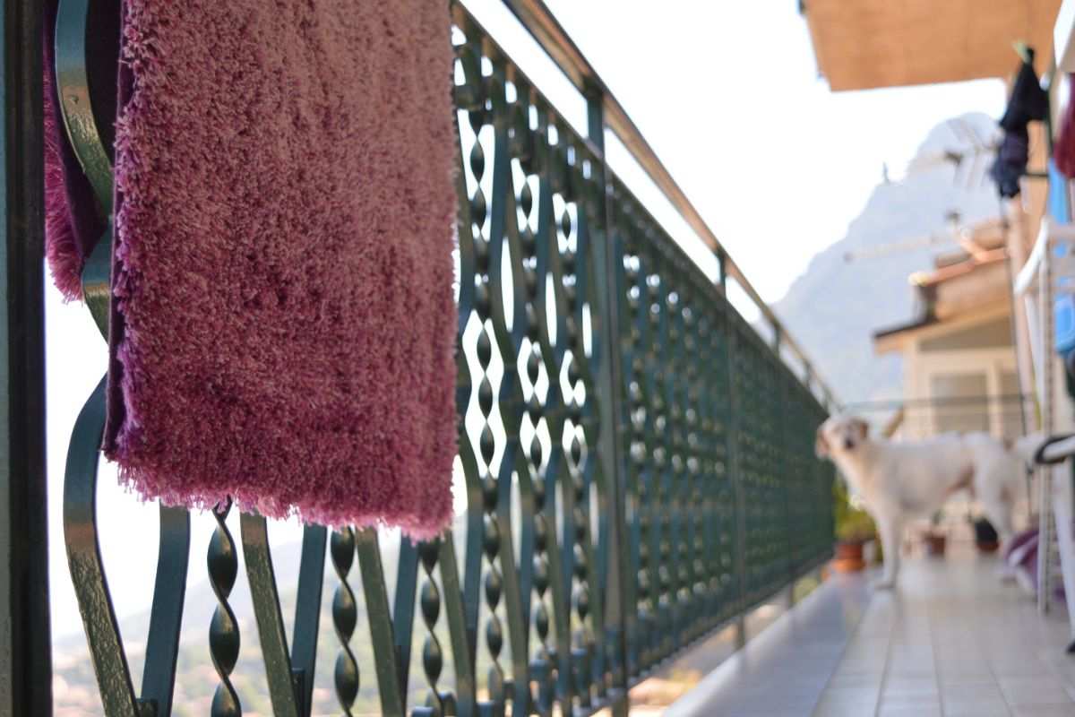 tappeto appeso al balcone