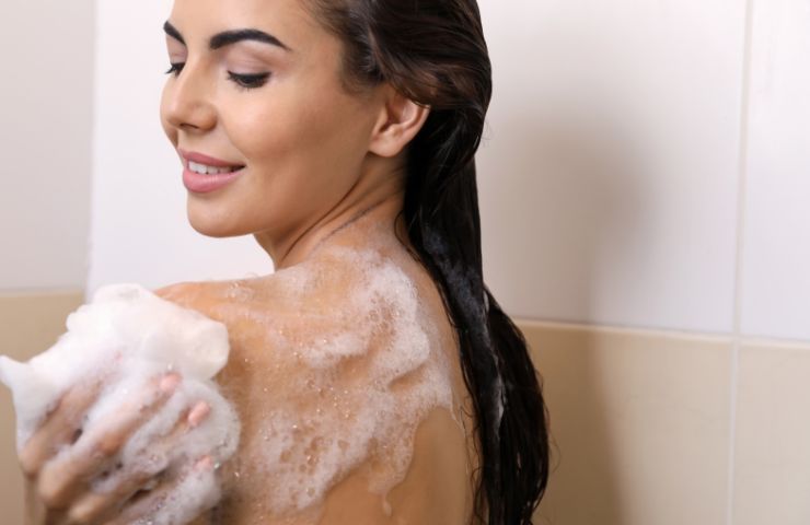 donna insaponata sotto la doccia