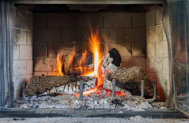 camino acceso con cenere