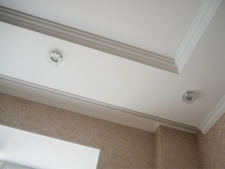 soffitto di casa con modonature