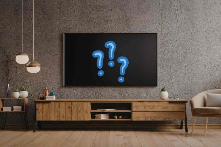 tv alla parete e punto interrogativo sullo schermo