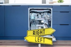 lavastoviglie e cartello che indica destra e sinistra