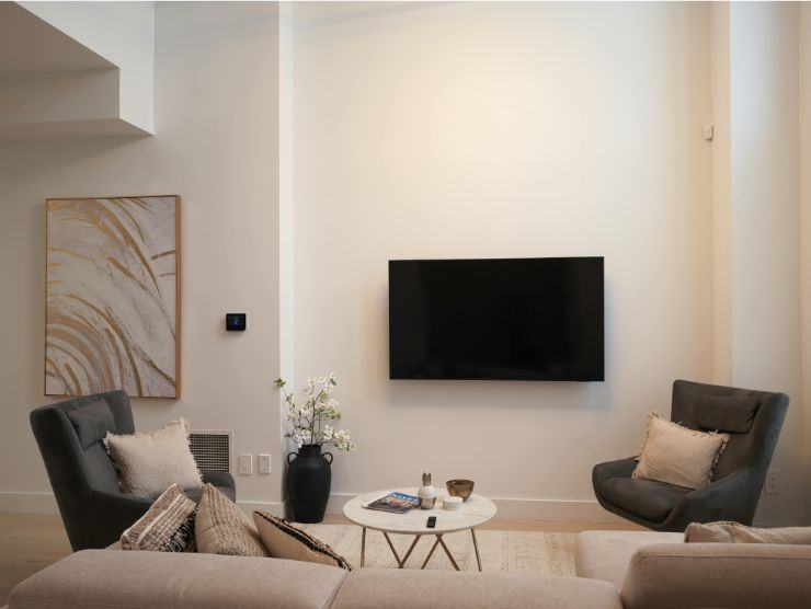 soggiorno moderno con tv alla parete