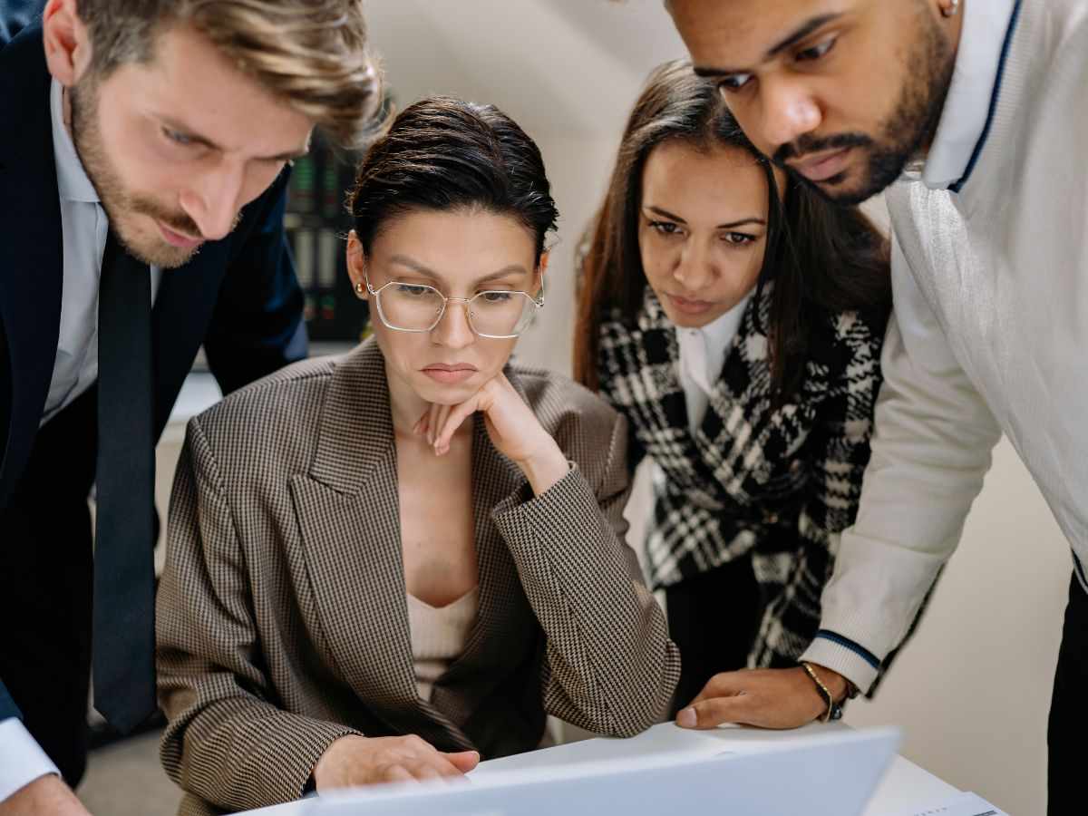 persone contrariare riunite intorno a un pc