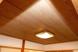 soffitto di casa con travi in legno