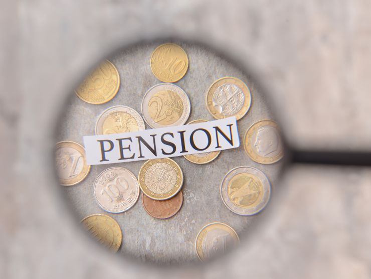 lente d'ingrandimento con monetine e scritta pensione