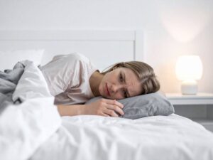 donna preoccupata sul letto