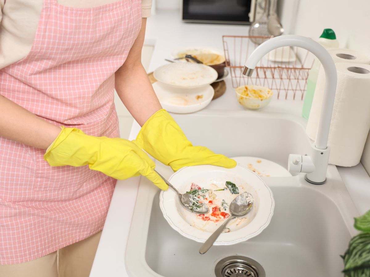 donna lava i piatti