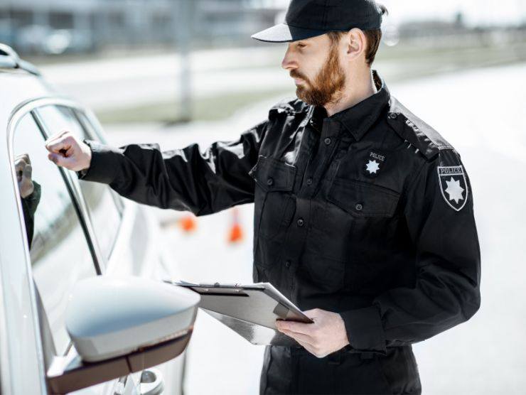 poliziotto che mette multa