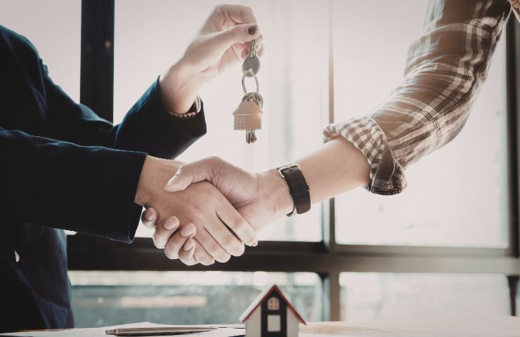 consegna di chiavi di casa tra due persone
