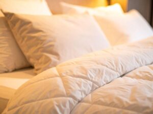 una trapunta bianca sul letto