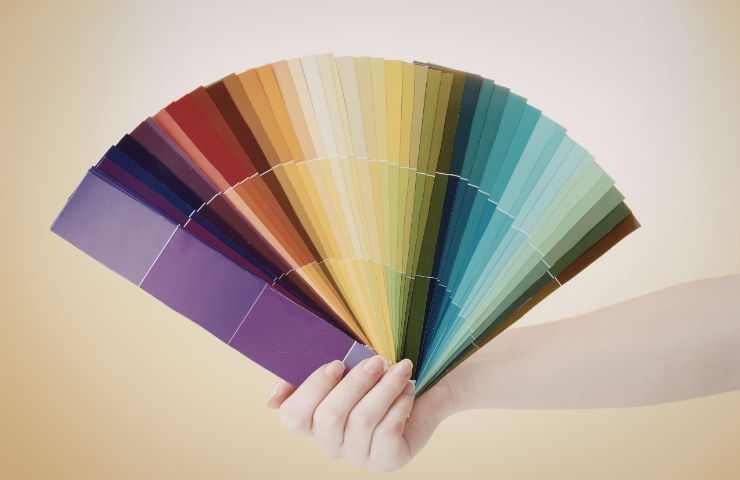 mano che tiene tavolozza di colori