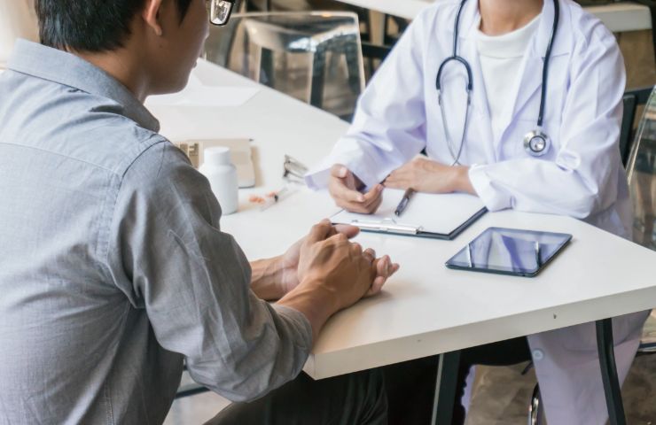 medico di famiglia con paziente