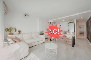 divano in soggiorno e scritta no