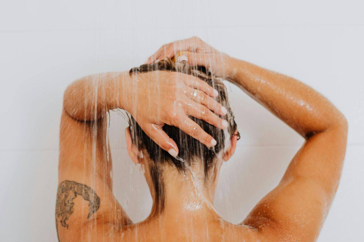 donna sotto la doccia