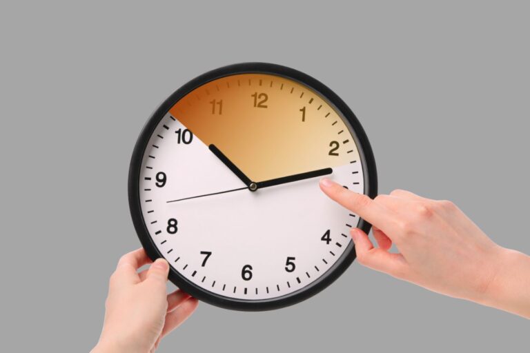 donna che orologio in mano