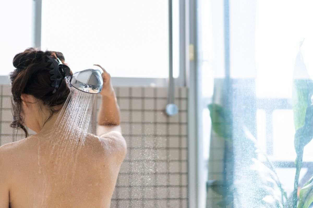 donna sotto la doccia