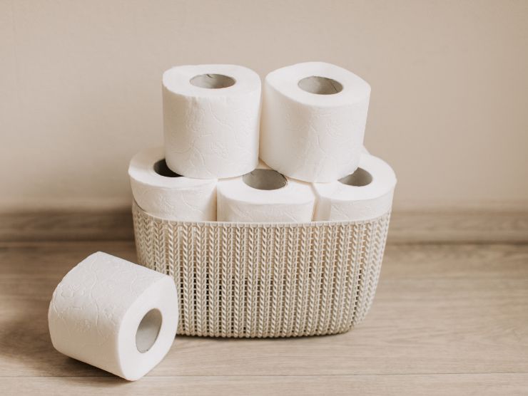 rotoli di carta igienica in contenitore di vimini 