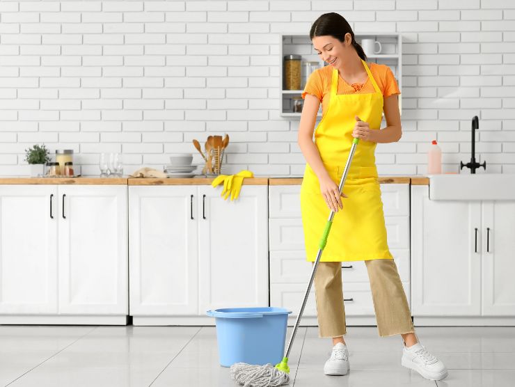 donna lava il pavimento con il mocio