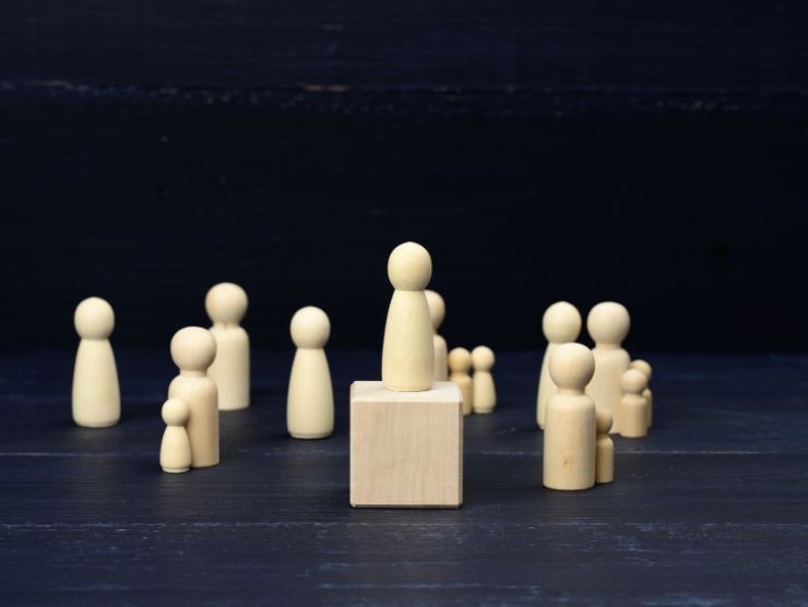 rappresentazione di omin in cerchio e un leader al centro