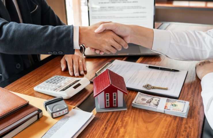 due persone che si stringono la mano