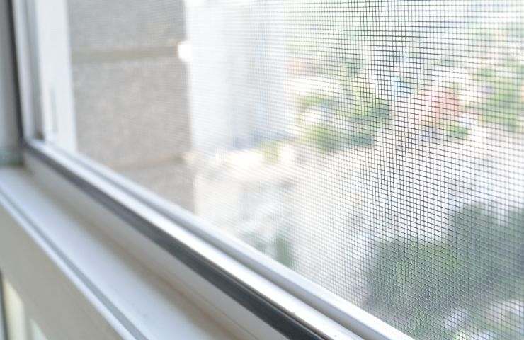 zanzariera e binario finestra pulito