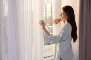 donna che apre finestra