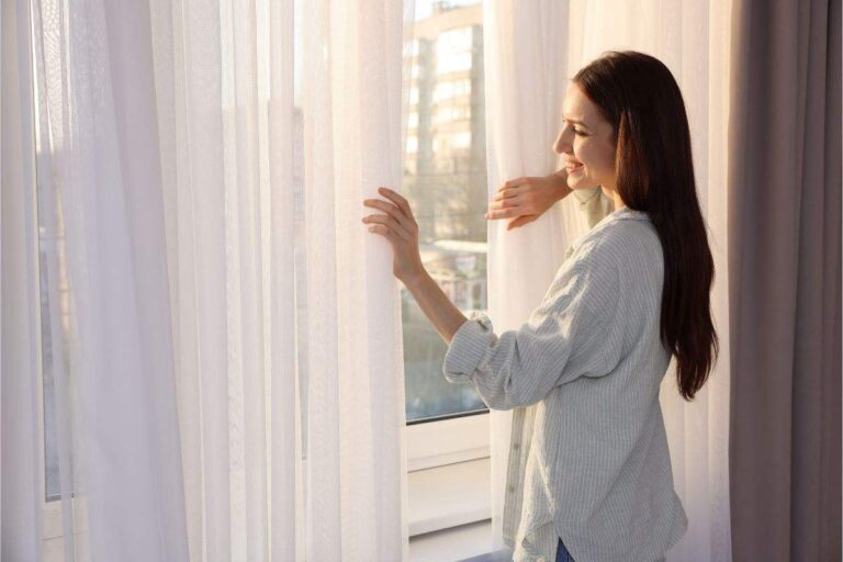 donna che apre finestra