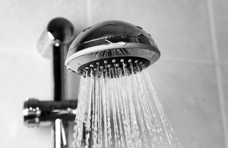 getto d'acqua sotto la doccia
