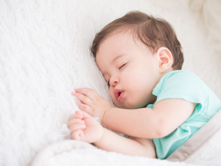 piccolo bambino che dorme
