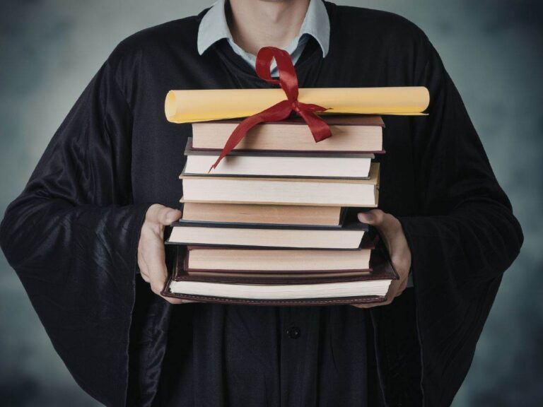 persona con libri in mano