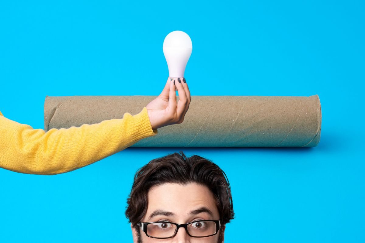 uomo con idea su come riciclare i tubi di cartone