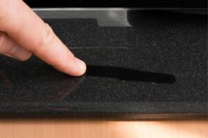 segno di un dito lasciato su uno strato di polvere