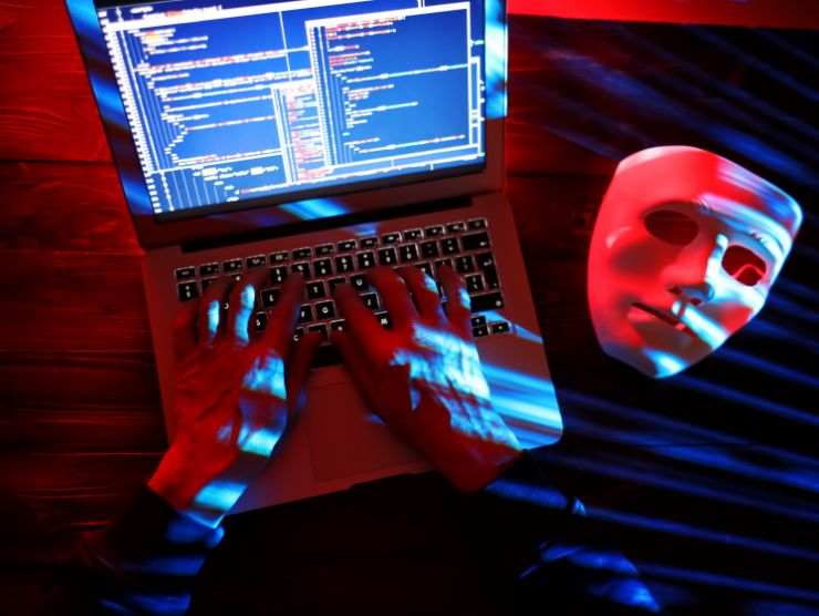 hacker in azione al pc