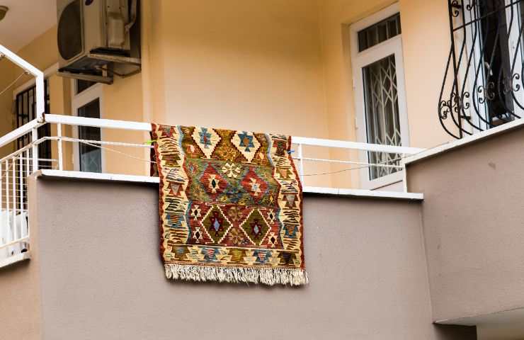 tappeto appeso fuori al balcone
