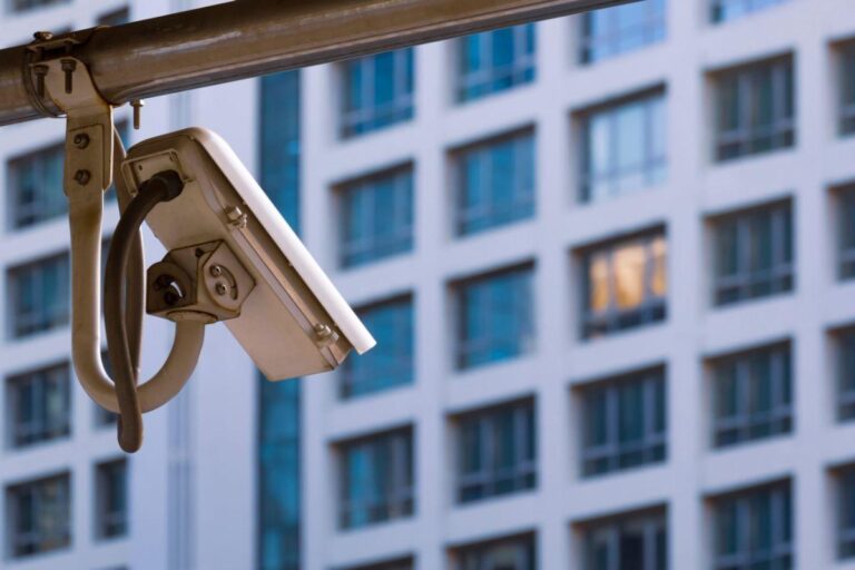 telecamera puntata su un condominio