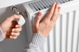 donna che tocca termosifone