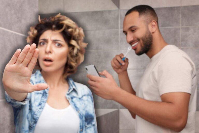 uomo sorridente che usa smartphone mentre lava i denti e donna spaventata che fa stop con le mani